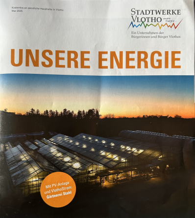 Titelseite Zeitschrift "Unsere Energie" eine Dronenaufnahme der Gärterei in der Dunkelheit mit Beluchtung